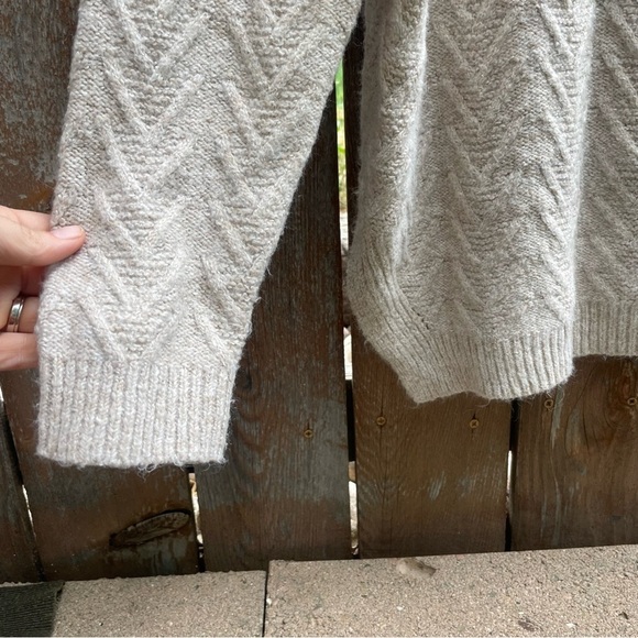 PINK LILY Women’s Tan Chevron Knit Oversized Sweater Size XS - Picture 4 of 11